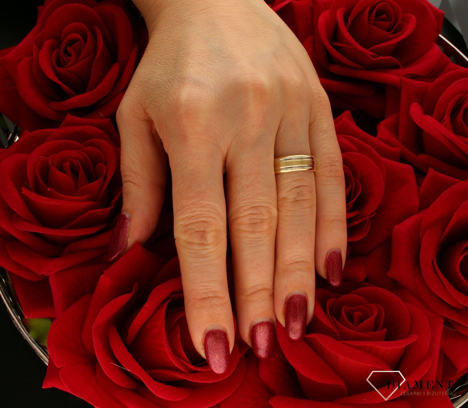 Złota obrączka płaska 6mm z białymi paskami 585 – Elegancja i blask na całe życie  Rozmiar 16.jpg